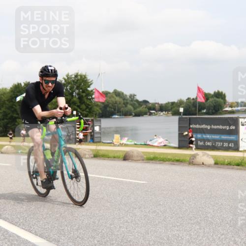 21.06.2025 - 27. Vierlanden-Triathlon H.Heesch http://msf.ph/oto/8009162 15.06.2025 12:20:54 Radfahren 649, 710 meine-sportfotos.de