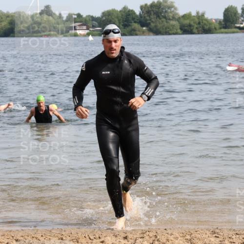 15.06.2025 - 27. Vierlanden-Triathlon Lena Gebhardt http://msf.ph/oto/8009182 15.06.2025 10:06:33 Schwimmen 394, 434, 440 meine-sportfotos.de