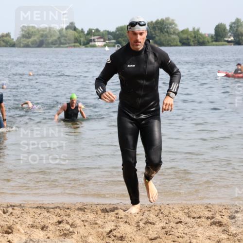 15.06.2025 - 27. Vierlanden-Triathlon Lena Gebhardt http://msf.ph/oto/8009197 15.06.2025 10:06:34 Schwimmen 386, 394, 434, 440 meine-sportfotos.de