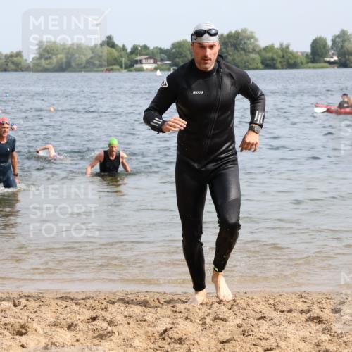15.06.2025 - 27. Vierlanden-Triathlon Lena Gebhardt http://msf.ph/oto/8009209 15.06.2025 10:06:34 Schwimmen 386, 394, 434, 440 meine-sportfotos.de