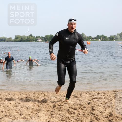 15.06.2025 - 27. Vierlanden-Triathlon Lena Gebhardt http://msf.ph/oto/8009212 15.06.2025 10:06:35 Schwimmen 386, 394, 423, 434, 440 meine-sportfotos.de