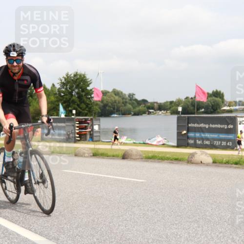21.06.2025 - 27. Vierlanden-Triathlon H.Heesch http://msf.ph/oto/8009229 15.06.2025 12:22:10 Radfahren 644, 900 meine-sportfotos.de