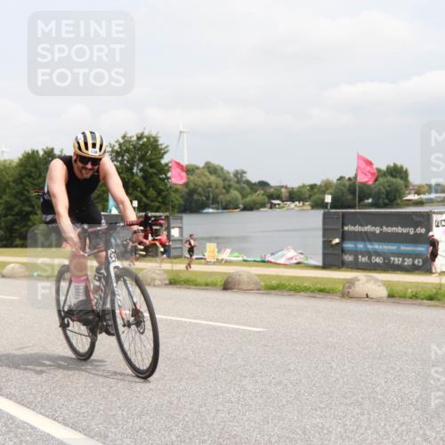 21.06.2025 - 27. Vierlanden-Triathlon H.Heesch http://msf.ph/oto/8009233 15.06.2025 12:22:26 Radfahren 706, 883 meine-sportfotos.de