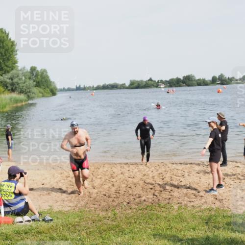21.06.2025 - 27. Vierlanden-Triathlon MichiJ http://msf.ph/oto/8009235 15.06.2026 10:10:21 Schwimmen 417, 444 meine-sportfotos.de