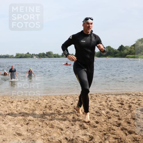 15.06.2025 - 27. Vierlanden-Triathlon Lena Gebhardt http://msf.ph/oto/8009256 15.06.2025 10:06:36 Schwimmen 386, 394, 423, 434, 440, 441 meine-sportfotos.de