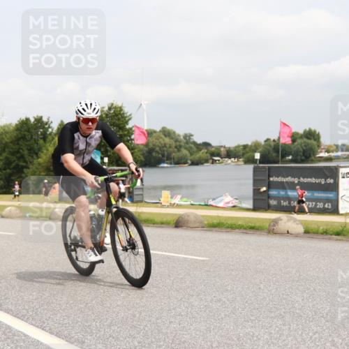 21.06.2025 - 27. Vierlanden-Triathlon H.Heesch http://msf.ph/oto/8009266 15.06.2025 12:22:42 Radfahren 657, 701 meine-sportfotos.de