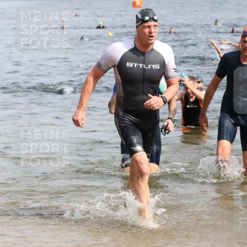 15.06.2025 - 27. Vierlanden-Triathlon Lena Gebhardt http://msf.ph/oto/8009268 15.06.2025 10:06:38 Schwimmen 367, 386, 388, 423, 434, 440, 441, 457 meine-sportfotos.de