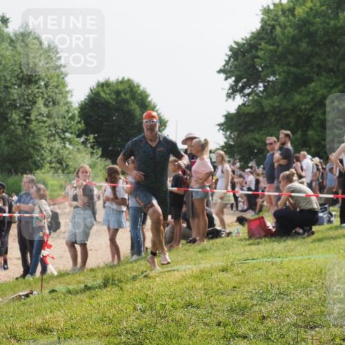 15.06.2025 - 27. Vierlanden-Triathlon KatJ http://msf.ph/oto/8009269 15.06.2025 10:07:29 Schwimmen 374, 383, 391, 414, 431 meine-sportfotos.de