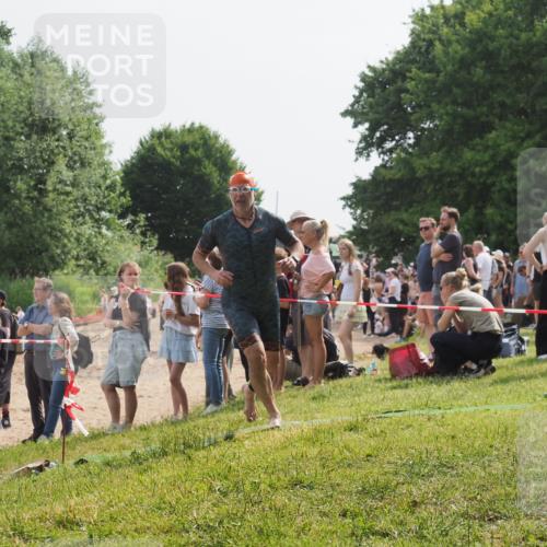 15.06.2025 - 27. Vierlanden-Triathlon KatJ http://msf.ph/oto/8009282 15.06.2025 10:07:29 Schwimmen 374, 383, 391, 414, 431 meine-sportfotos.de
