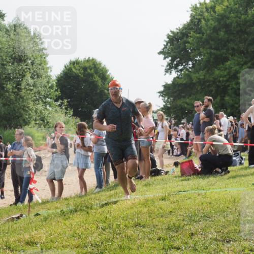 15.06.2025 - 27. Vierlanden-Triathlon KatJ http://msf.ph/oto/8009292 15.06.2025 10:07:29 Schwimmen 374, 383, 391, 414, 431 meine-sportfotos.de