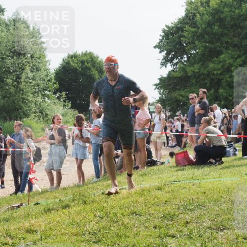 15.06.2025 - 27. Vierlanden-Triathlon KatJ http://msf.ph/oto/8009304 15.06.2025 10:07:30 Schwimmen 374, 391, 414, 431 meine-sportfotos.de