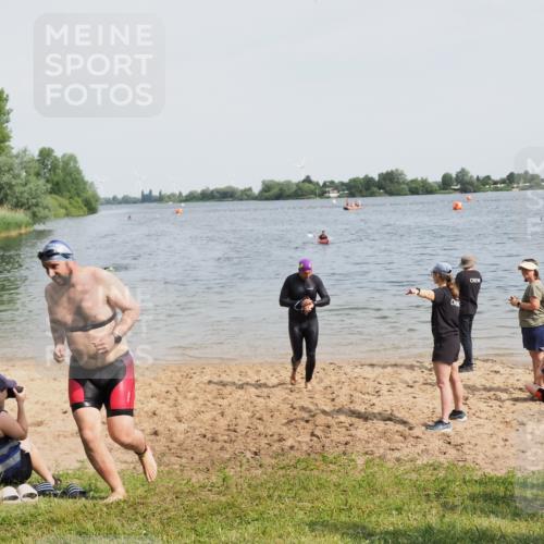 21.06.2025 - 27. Vierlanden-Triathlon MichiJ http://msf.ph/oto/8009311 15.06.2026 10:10:23 Schwimmen 417, 444 meine-sportfotos.de
