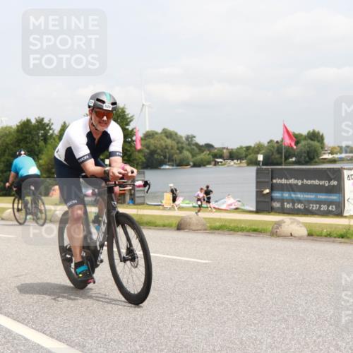 21.06.2025 - 27. Vierlanden-Triathlon H.Heesch http://msf.ph/oto/8009324 15.06.2025 12:23:34 Radfahren 812, 829 meine-sportfotos.de