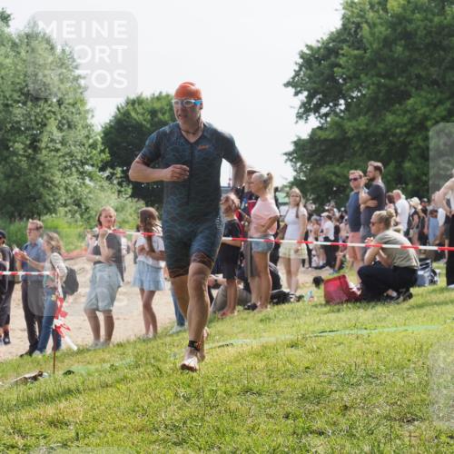 15.06.2025 - 27. Vierlanden-Triathlon KatJ http://msf.ph/oto/8009338 15.06.2025 10:07:30 Schwimmen 374, 391, 414, 431 meine-sportfotos.de