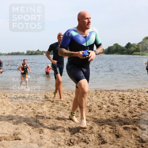 15.06.2025 - 27. Vierlanden-Triathlon Lena Gebhardt http://msf.ph/oto/8009439 15.06.2025 10:06:45 Schwimmen 367, 386, 388, 396, 423, 440, 441, 457 meine-sportfotos.de