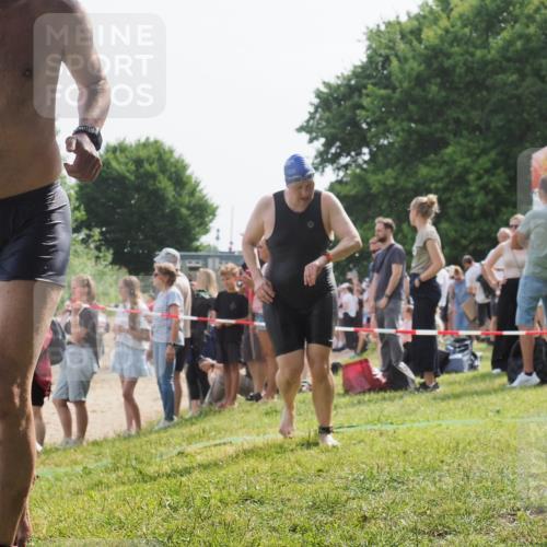 15.06.2025 - 27. Vierlanden-Triathlon KatJ http://msf.ph/oto/8009444 15.06.2025 10:07:38 Schwimmen 379, 391, 414, 468 meine-sportfotos.de