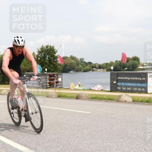 21.06.2025 - 27. Vierlanden-Triathlon H.Heesch http://msf.ph/oto/8009453 15.06.2025 12:25:29 Radfahren 717, 787 meine-sportfotos.de