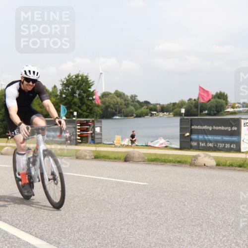 21.06.2025 - 27. Vierlanden-Triathlon H.Heesch http://msf.ph/oto/8009464 15.06.2025 12:25:30 Radfahren 717, 787 meine-sportfotos.de