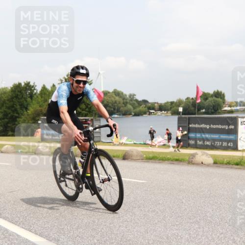 21.06.2025 - 27. Vierlanden-Triathlon H.Heesch http://msf.ph/oto/8009483 15.06.2025 12:25:56 Radfahren 816 meine-sportfotos.de