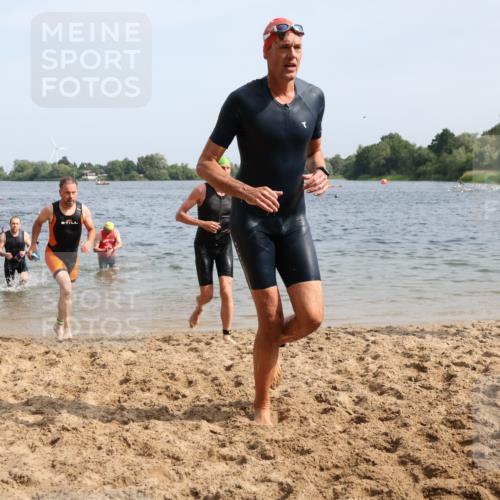 15.06.2025 - 27. Vierlanden-Triathlon Lena Gebhardt http://msf.ph/oto/8009499 15.06.2025 10:06:46 Schwimmen 367, 386, 388, 396, 423, 441, 457, 467 meine-sportfotos.de