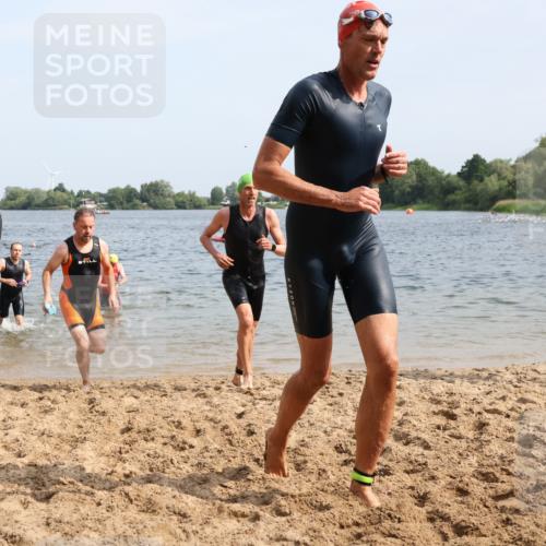 15.06.2025 - 27. Vierlanden-Triathlon Lena Gebhardt http://msf.ph/oto/8009505 15.06.2025 10:06:46 Schwimmen 367, 386, 388, 396, 423, 441, 457, 467 meine-sportfotos.de
