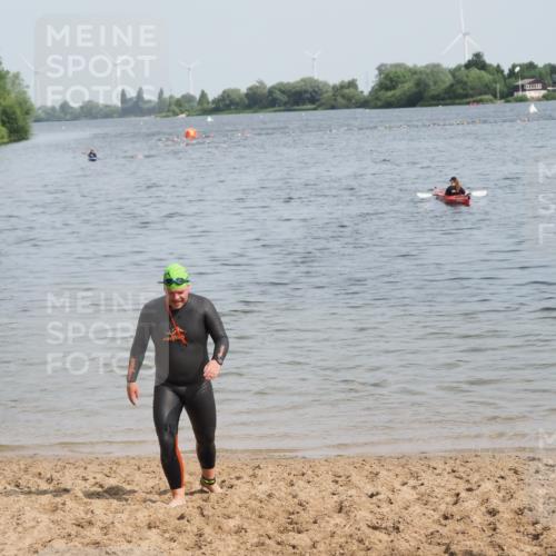 21.06.2025 - 27. Vierlanden-Triathlon MichiJ http://msf.ph/oto/8009533 15.06.2026 10:11:00 Schwimmen 451 meine-sportfotos.de
