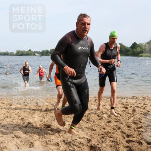 15.06.2025 - 27. Vierlanden-Triathlon Lena Gebhardt http://msf.ph/oto/8009538 15.06.2025 10:06:47 Schwimmen 367, 386, 388, 396, 423, 429, 441, 457, 467 meine-sportfotos.de