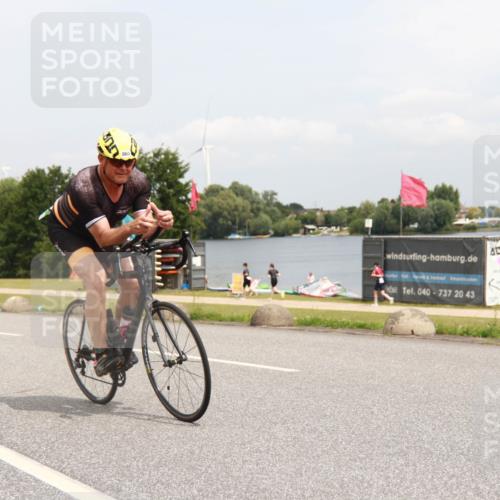 21.06.2025 - 27. Vierlanden-Triathlon H.Heesch http://msf.ph/oto/8009552 15.06.2025 12:26:54 Radfahren 860 meine-sportfotos.de