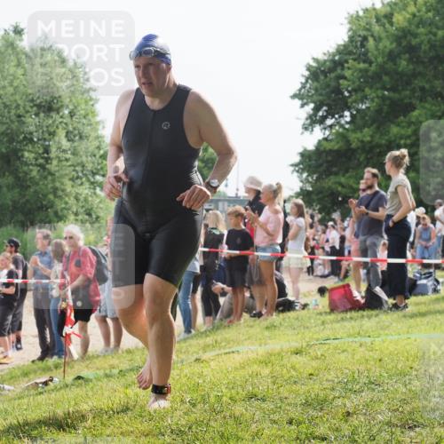 15.06.2025 - 27. Vierlanden-Triathlon KatJ http://msf.ph/oto/8009553 15.06.2025 10:07:39 Schwimmen 379, 391, 468 meine-sportfotos.de