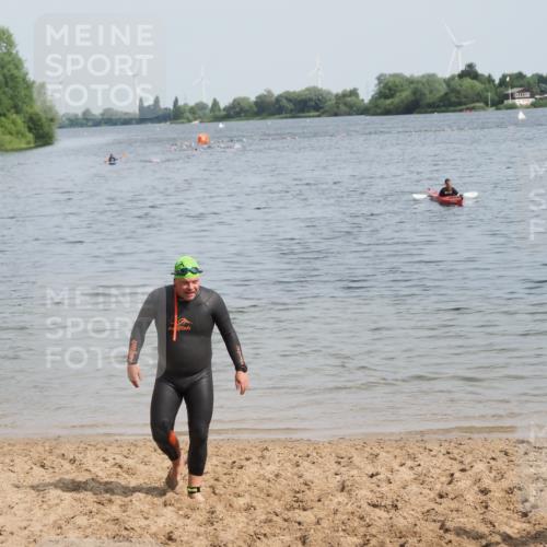 21.06.2025 - 27. Vierlanden-Triathlon MichiJ http://msf.ph/oto/8009563 15.06.2026 10:11:01 Schwimmen 451 meine-sportfotos.de