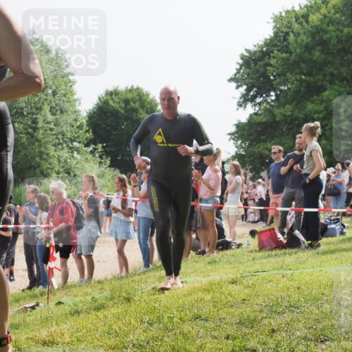 15.06.2025 - 27. Vierlanden-Triathlon KatJ http://msf.ph/oto/8009570 15.06.2025 10:07:40 Schwimmen 379, 391, 468 meine-sportfotos.de