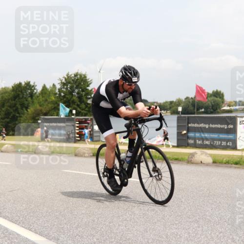 21.06.2025 - 27. Vierlanden-Triathlon H.Heesch http://msf.ph/oto/8009577 15.06.2025 12:27:26 Radfahren 874 meine-sportfotos.de
