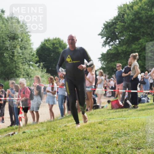 15.06.2025 - 27. Vierlanden-Triathlon KatJ http://msf.ph/oto/8009600 15.06.2025 10:07:41 Schwimmen 379, 391, 468 meine-sportfotos.de