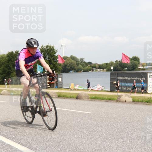 21.06.2025 - 27. Vierlanden-Triathlon H.Heesch http://msf.ph/oto/8009623 15.06.2025 12:28:39 Radfahren 734 meine-sportfotos.de