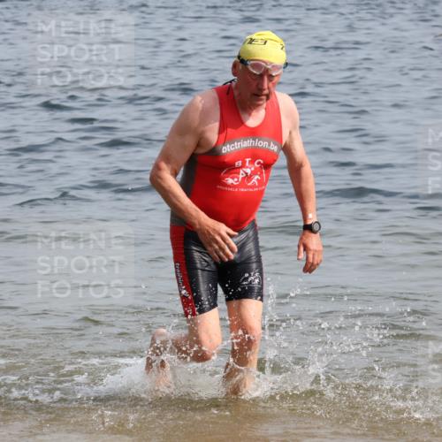 15.06.2025 - 27. Vierlanden-Triathlon Lena Gebhardt http://msf.ph/oto/8009624 15.06.2025 10:06:51 Schwimmen 131, 367, 386, 388, 396, 423, 429, 441, 457, 467 meine-sportfotos.de