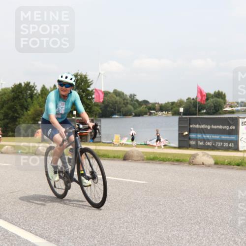 21.06.2025 - 27. Vierlanden-Triathlon H.Heesch http://msf.ph/oto/8009633 15.06.2025 12:29:00 Radfahren 215 meine-sportfotos.de