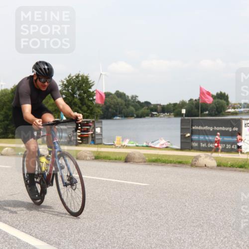 21.06.2025 - 27. Vierlanden-Triathlon H.Heesch http://msf.ph/oto/8009654 15.06.2025 12:29:21 Radfahren 958 meine-sportfotos.de