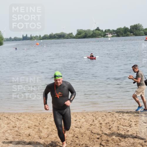 21.06.2025 - 27. Vierlanden-Triathlon MichiJ http://msf.ph/oto/8009657 15.06.2026 10:11:03 Schwimmen 451 meine-sportfotos.de