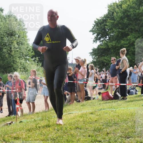 15.06.2025 - 27. Vierlanden-Triathlon KatJ http://msf.ph/oto/8009672 15.06.2025 10:07:42 Schwimmen 379, 391, 468 meine-sportfotos.de