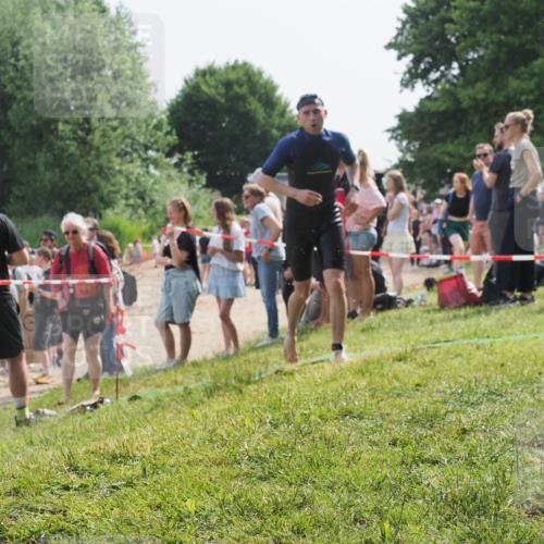 15.06.2025 - 27. Vierlanden-Triathlon KatJ http://msf.ph/oto/8009719 15.06.2025 10:07:44 Schwimmen 379, 391, 468 meine-sportfotos.de