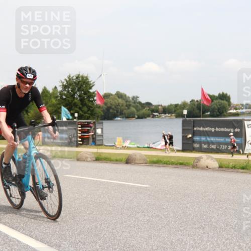 21.06.2025 - 27. Vierlanden-Triathlon H.Heesch http://msf.ph/oto/8009724 15.06.2025 12:30:38 Radfahren 58, 828, 883, 884, 952 meine-sportfotos.de