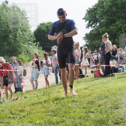 15.06.2025 - 27. Vierlanden-Triathlon KatJ http://msf.ph/oto/8009739 15.06.2025 10:07:46 Schwimmen 371, 379, 468 meine-sportfotos.de