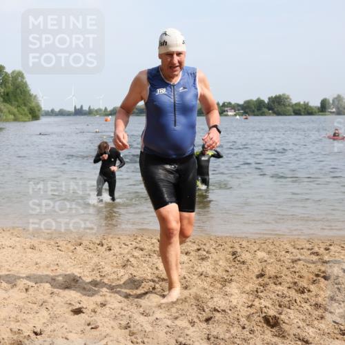 15.06.2025 - 27. Vierlanden-Triathlon Lena Gebhardt http://msf.ph/oto/8009741 15.06.2025 10:06:56 Schwimmen 131, 367, 376, 388, 396, 429, 441, 457, 467 meine-sportfotos.de