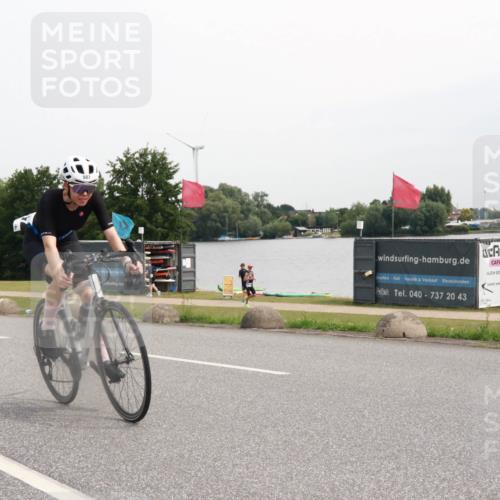 15.06.2025 - 27. Vierlanden-Triathlon H.Heesch http://msf.ph/oto/8009745 15.06.2025 10:57:36 Radfahren 491, 507, 1395 meine-sportfotos.de