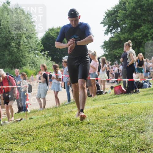 15.06.2025 - 27. Vierlanden-Triathlon KatJ http://msf.ph/oto/8009747 15.06.2025 10:07:46 Schwimmen 371, 379, 468 meine-sportfotos.de