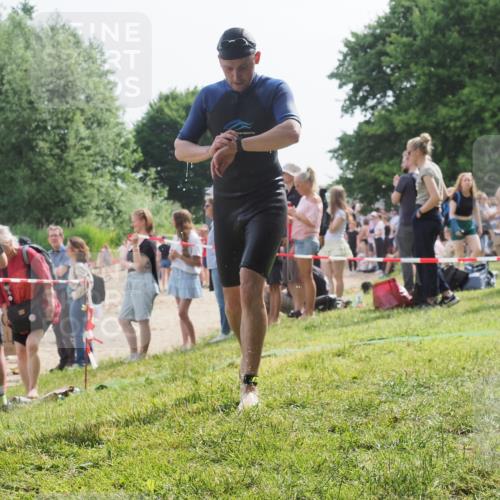 15.06.2025 - 27. Vierlanden-Triathlon KatJ http://msf.ph/oto/8009751 15.06.2025 10:07:46 Schwimmen 371, 379, 468 meine-sportfotos.de