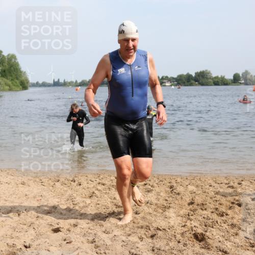 15.06.2025 - 27. Vierlanden-Triathlon Lena Gebhardt http://msf.ph/oto/8009756 15.06.2025 10:06:56 Schwimmen 131, 367, 376, 388, 396, 429, 441, 457, 467 meine-sportfotos.de