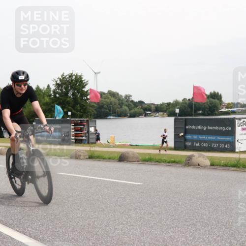 15.06.2025 - 27. Vierlanden-Triathlon H.Heesch http://msf.ph/oto/8009766 15.06.2025 10:57:43 Radfahren 48, 494, 753 meine-sportfotos.de