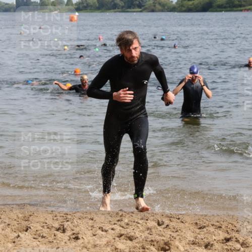 15.06.2025 - 27. Vierlanden-Triathlon Lena Gebhardt http://msf.ph/oto/8009801 15.06.2025 10:06:58 Schwimmen 131, 376, 388, 396, 429, 462, 467 meine-sportfotos.de