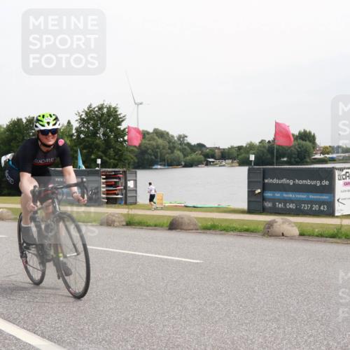 15.06.2025 - 27. Vierlanden-Triathlon H.Heesch http://msf.ph/oto/8009807 15.06.2025 10:57:56 Radfahren 215, 579 meine-sportfotos.de